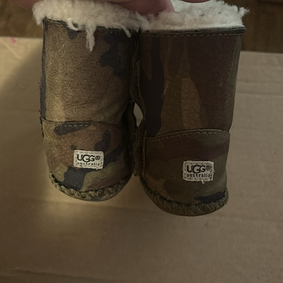 Ugg Unisex Caden Camo Infant Booties - Picture 4 of 7